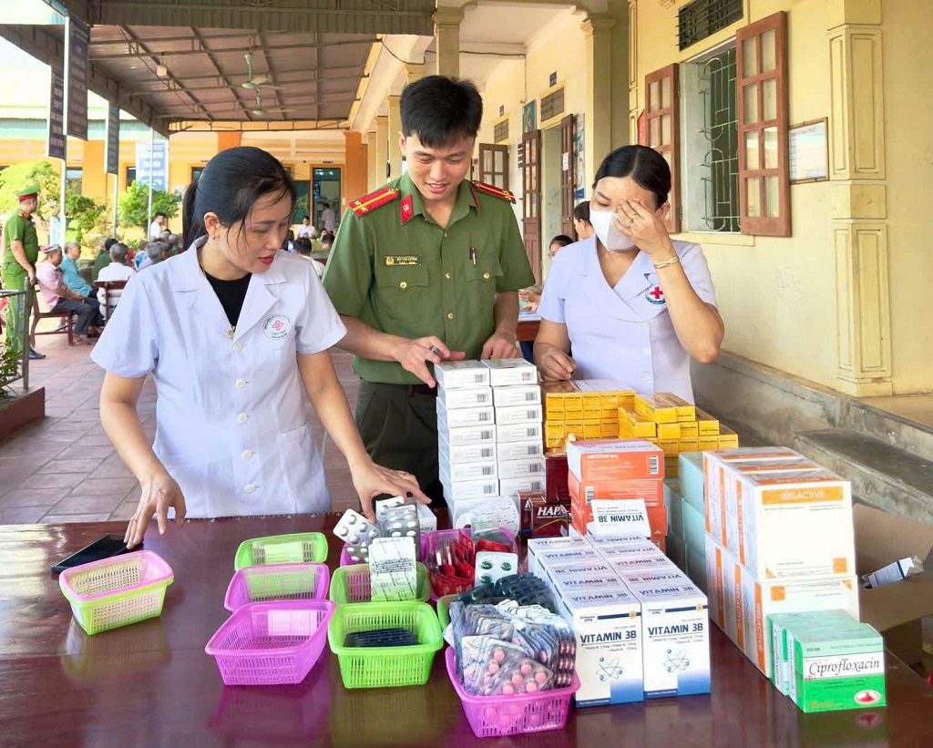 Phối hợp khám bệnh, cấp phát thuốc miễn phí
