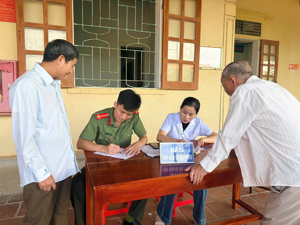 Công an xã hỗ trợ trong quà trình khám, cấp phát thuốc