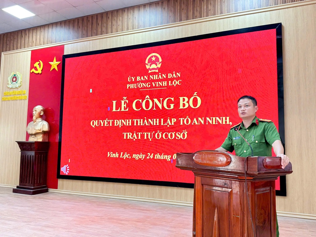 Đồng chí Trung tá Bùi Toại, Trưởng Công an phường Vinh Lộc phát biểu tại buổi lễ