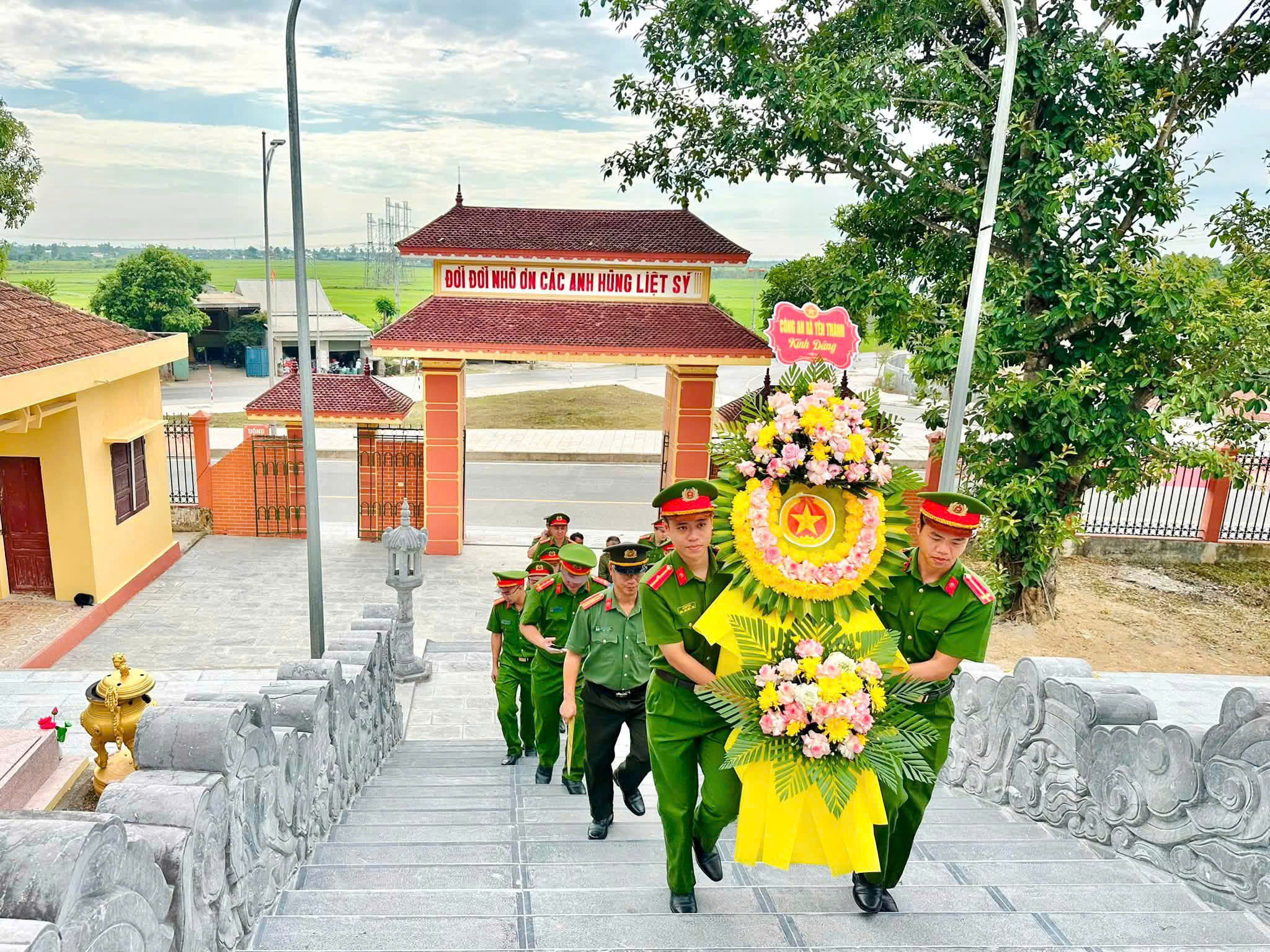 Công an xã Yên Thành dâng hoa, dâng hương tưởng niệm anh hùng liệt sĩ