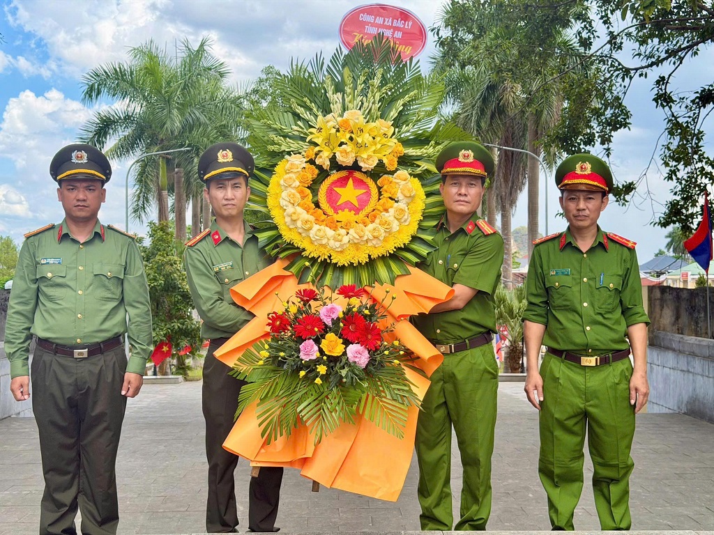 Công an xã Bắc Lý dâng hoa, dâng hương tại Nghĩa trang Liệt sĩ Việt – Lào
