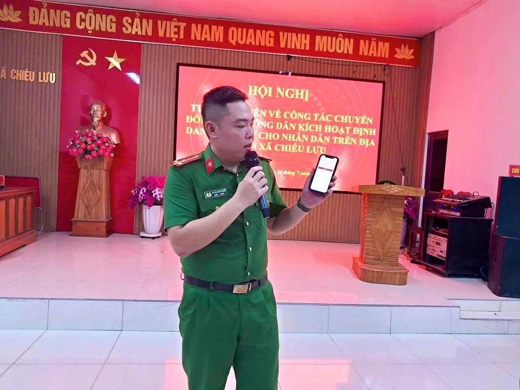 Cán bộ Công an xã hướng dẫn quy trình thực hiện nhiệm vụ hướng dẫn người dân các bước kích hoạt tài khoản Định danh điện tử VNeID