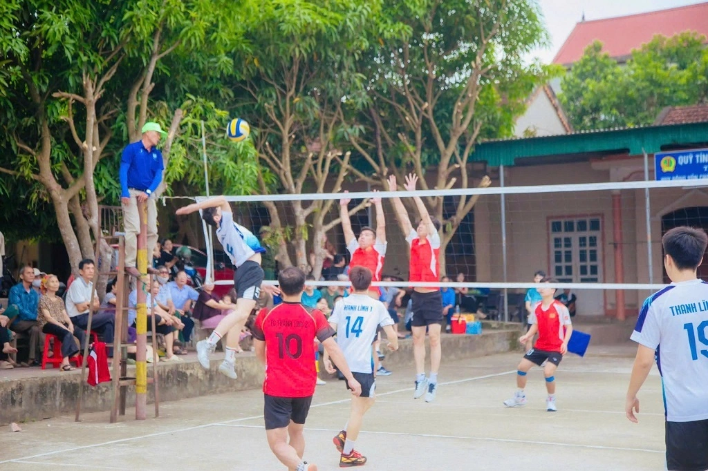 Các đội bóng thi đấu sôi nổi