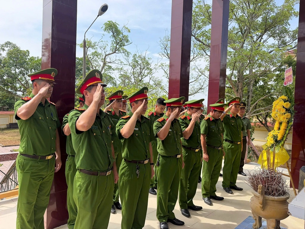 Dâng hoa, dâng hương tưởng niệm Chủ tịch Hồ Chí Minh và các Anh hùng liệt sỹ