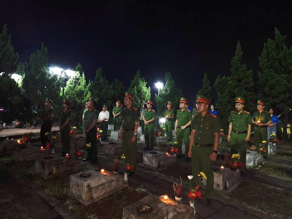 Công an xã Đại Đồng thăm, tặng quà tri ân Mẹ Việt Nam Anh hùng và thương, bệnh binh