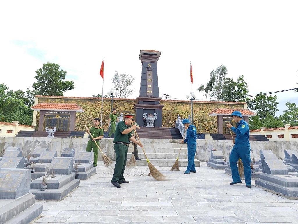 Chi đoàn Công an xã Đại Đồng tổng dọn vệ sinh, chỉnh trang khuôn viên Nghĩa trang Liệt sĩ