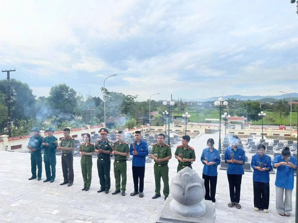 Chi đoàn Thanh niên Công an xã Đại Đồng, Chi đoàn Ban Chỉ huy Quân sự xã Đại Đồng và Chi đoàn Thanh Lĩnh 1 thắp hương tri ân sâu sắc đối với Anh hùng Liệt sĩ đã anh dũng hy sinh vì độc lập, tự do của Tổ quốc