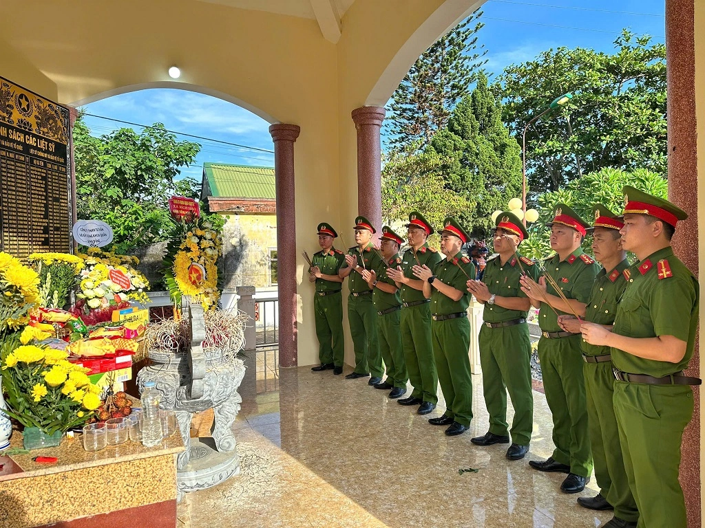 Cán bộ, chiến sĩ Công an xã Bích Hào thắp hương tri ân Anh hùng Lệt sĩ