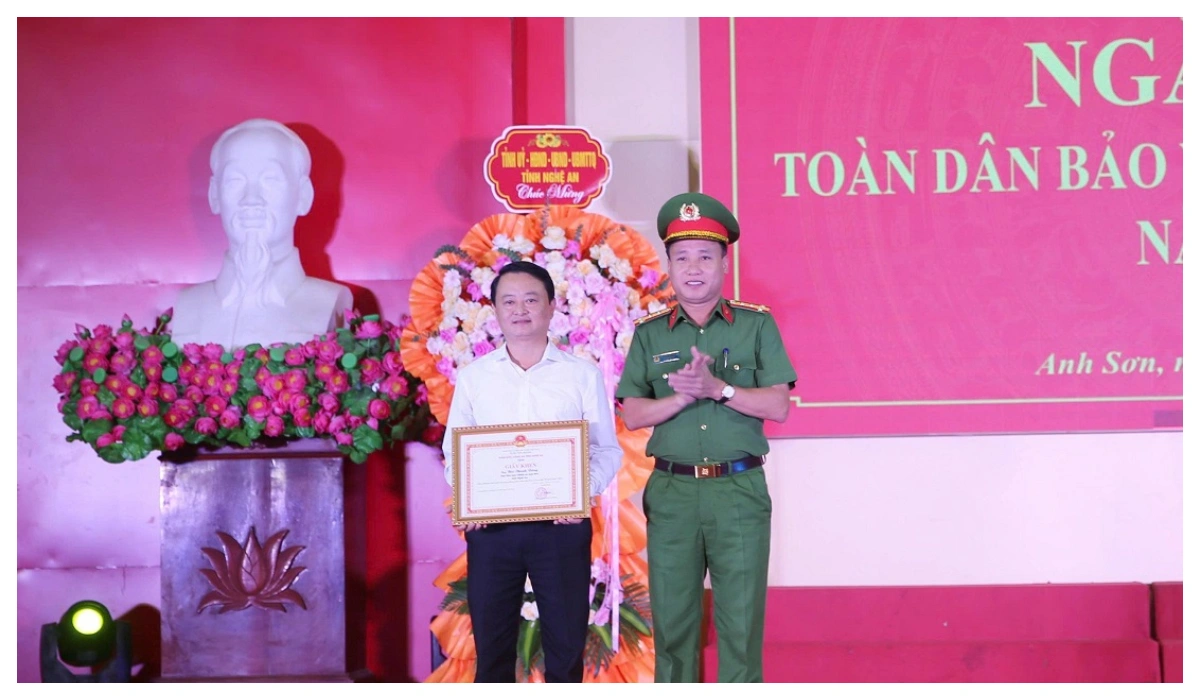 Đại tá Nguyễn Duy Thanh chung vui cùng Nhân dân tại Ngày hội Toàn dân bảo vệ an ninh Tổ quốc xã Anh Sơn