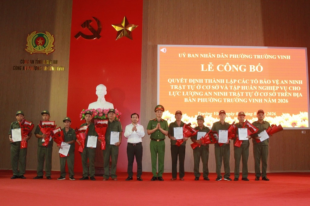Lãnh đạo UBND phường và Chỉ huy Công an phường trao Quyết định cho các Tổ ANTT ở cơ sở