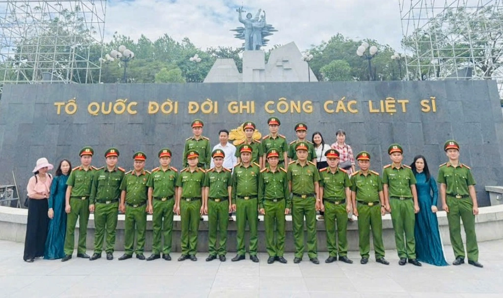 Công an xã Bích Hào tổ chức hành trình tri ân tại các địa chỉ đỏ