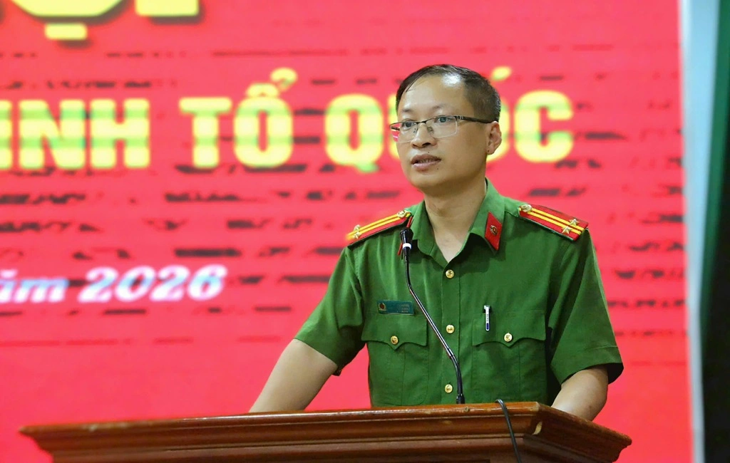 Đồng chí Trung tá Hà Văn Nguyên, Trưởng Công an xã Văn Kiều phát biểu 