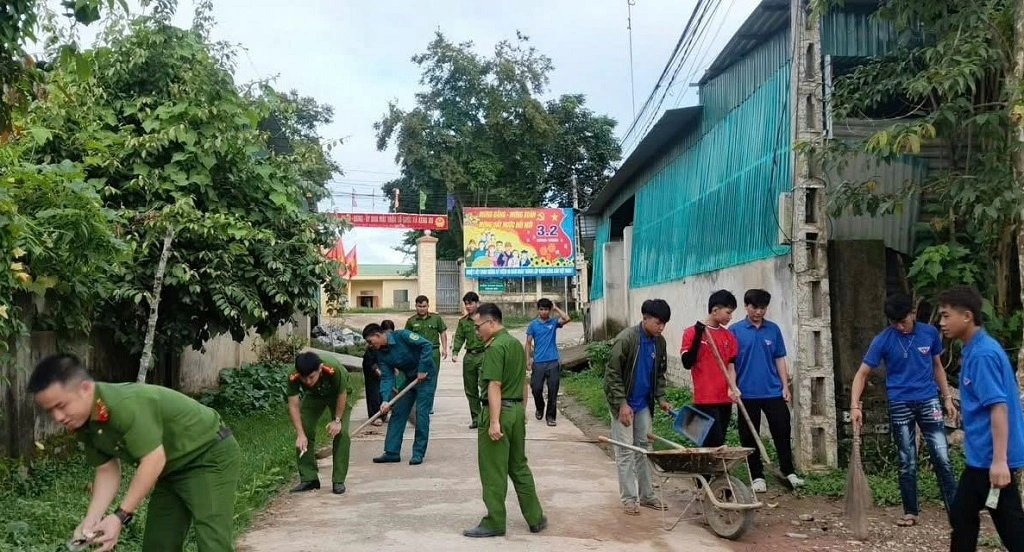 Công an xã Keng Đu hưởng ứng Ngày chủ nhật xanh