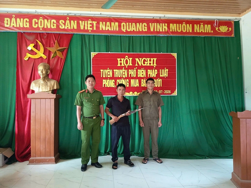 Công an xã Keng Đu đẩy mạnh tuyên truyền, vận động Nhân dân giao nộp vũ khí, vật liệu nổ và công cụ hỗ trợ