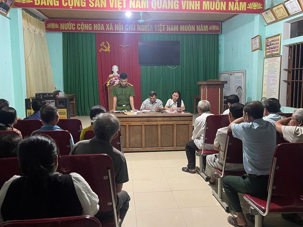 Công an xã Đại Huệ đưa công tác tuyên truyền pháp luật vào sinh hoạt chi bộ tại các xóm