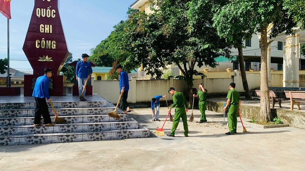 Công an xã ra quân dọn dẹp vệ sinh, chỉnh trang khuôn viên Đài tưởng niệm các Anh hùng liệt sĩ