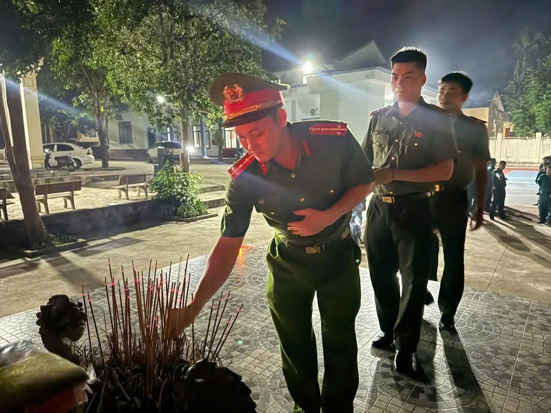 Công an xã Châu Lộc dâng hoa, dâng hương tưởng niệm anh hùng liệt sĩ