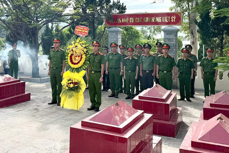 Dâng hương tri ân các Anh hùng liệt sĩ