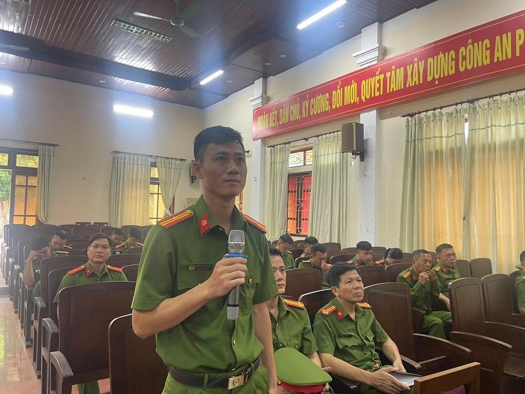 Cán bộ Công an phường phát biểu ý kiến