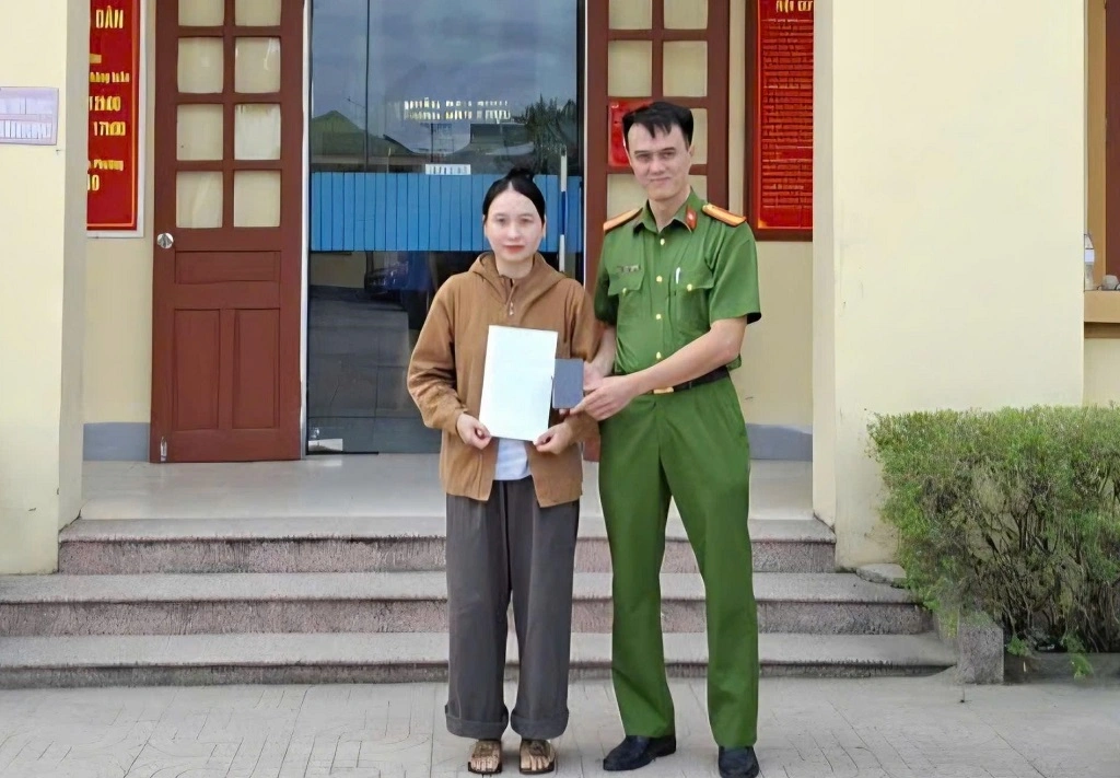 Công an phường Vinh Hưng hỗ trợ người dân nhận lại tiền chuyển nhầm