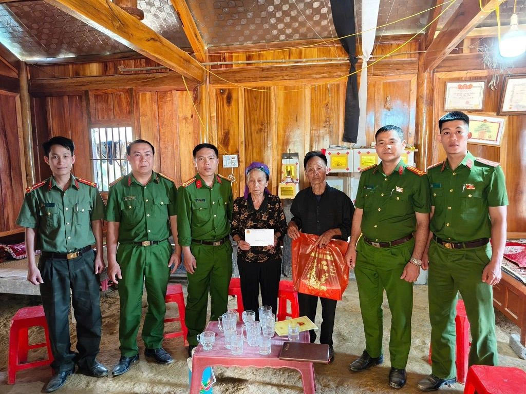 Công an xã Mường Lống thăm, tặng quà thân nhân liệt sĩ