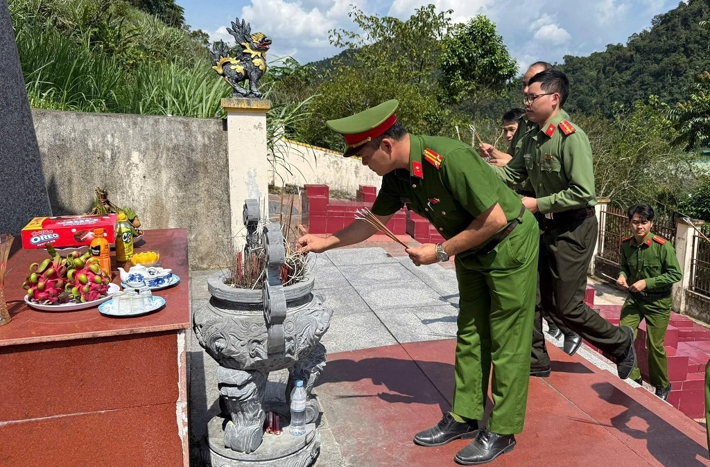 Công an xã Mường Lống tổ chức hoạt động tri ân Anh hùng Liệt sĩ
