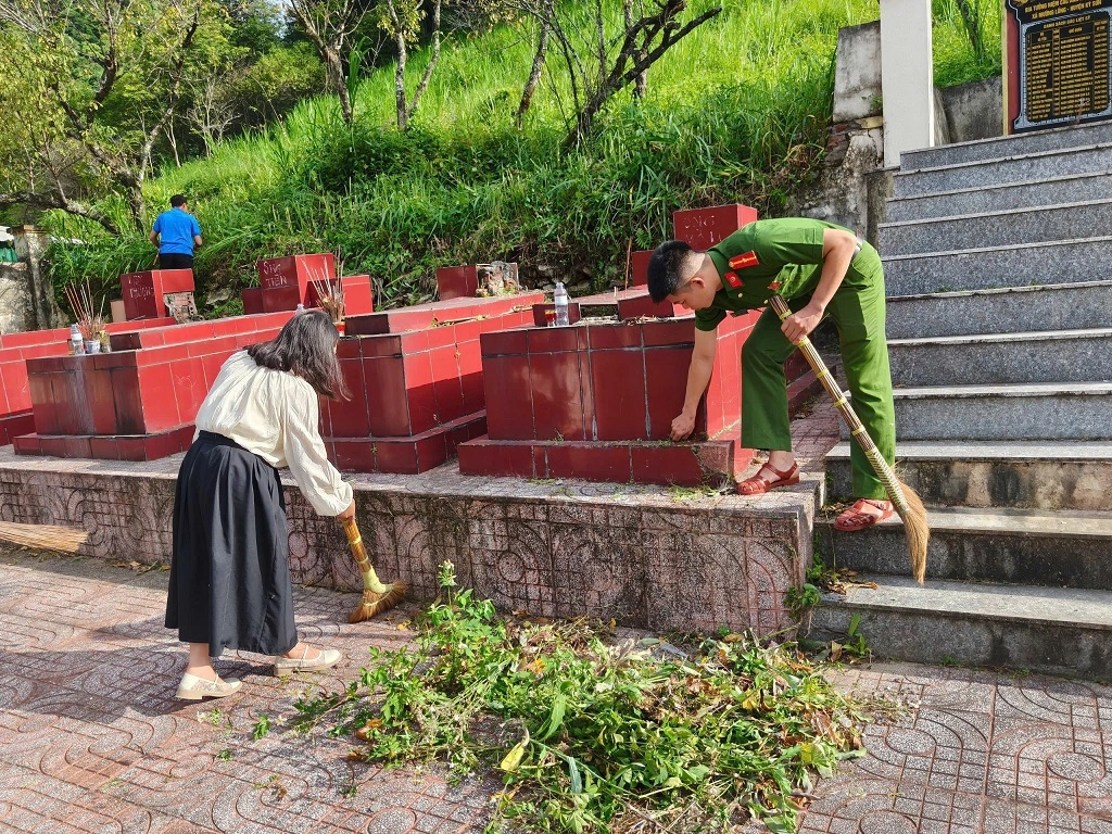 Công an xã Mường Lống dọn vệ sinh, chỉnh trang Nghĩa trang Liệt sĩ
