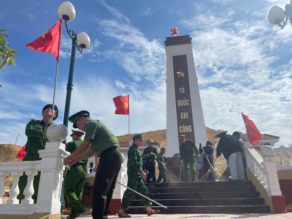 Công an xã Sơn Lâm vệ sinh, chỉnh trang Nghĩa trang Liệt sĩ