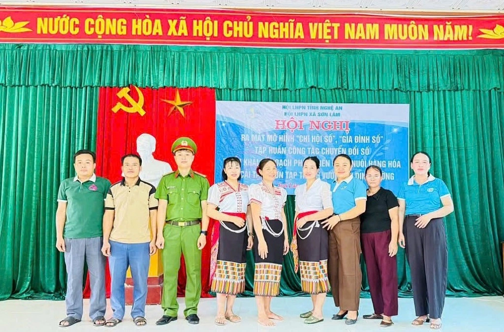 Công an xã Sơn Lâm phối hợp tuyên truyền, hướng dẫn người dân ứng dụng công nghệ số