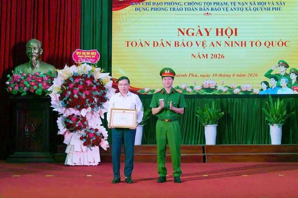 Đại tá Phạm Thành Long trao Giấy khen của Giám đốc Công an tỉnh đối với tập thể, cá nhân xuất sắc trong phong trào Toàn dân bảo vệ an ninh Tổ quốc.