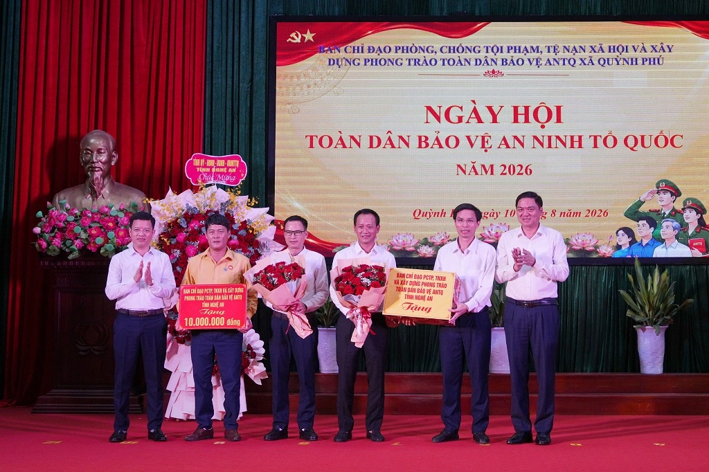 Đồng chí Hoàng Nghĩa Hiếu trao quà tặng xã Quỳnh Phú