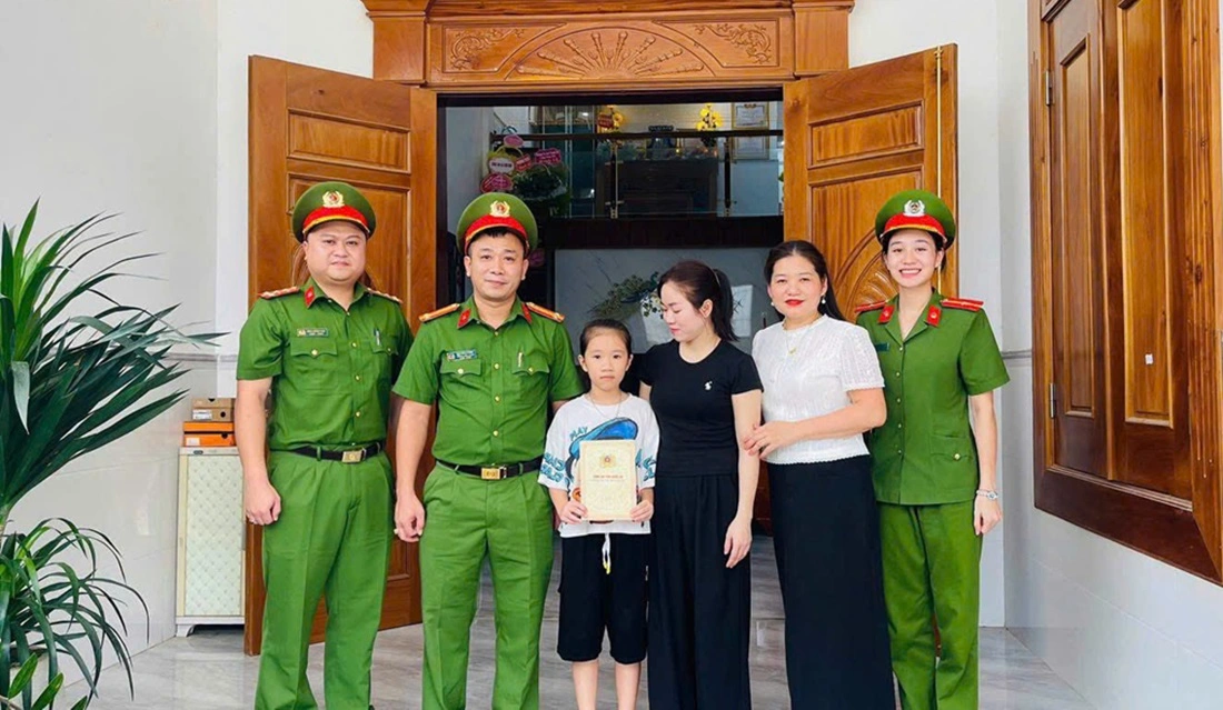 Công an xã Quỳ Châu thăm hỏi gia đình liệt sĩ