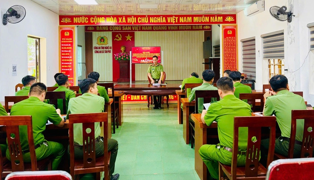 Công an xã Tân Phú quán triệt Nghị định về khuyến khích, bảo vệ cán bộ năng động, sáng tạo, dám nghĩ, dám làm