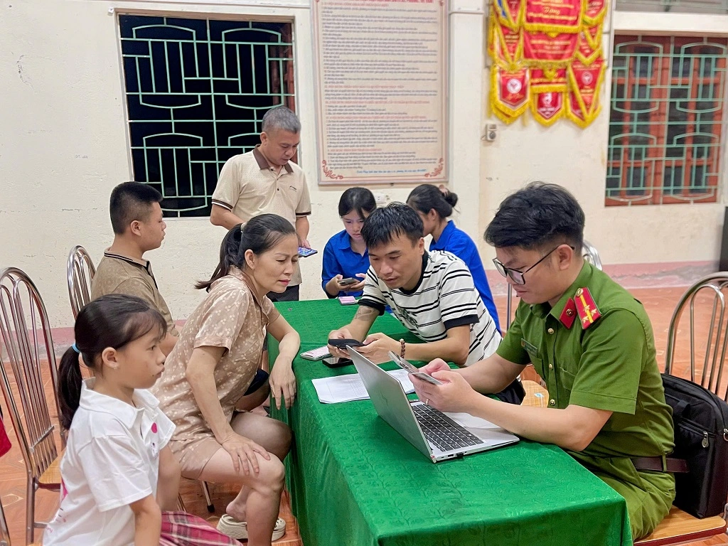 Công an xã đến từng bản làng hỗ trợ người dân kích hoạt tài khoản định danh điện tử mức 2