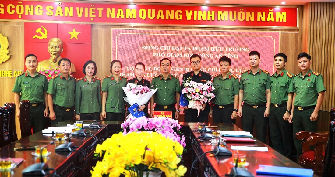 Đồng chí Đại tá Phạm Hữu Trường, Phó Giám đốc Công an tỉnh và lãnh đạo các phòng, ban đoàn thể chúc mừng 02 đồng chí được lựa chọn tham gia lực lượng gìn giữ hòa bình Liên hợp quốc
