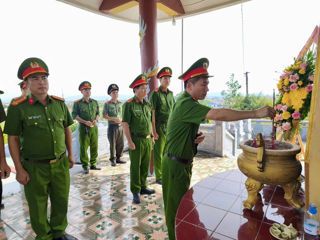 Công an xã Thiên Nhẫn: Dâng hoa, dâng hương tại nghĩa trang liệt sĩ