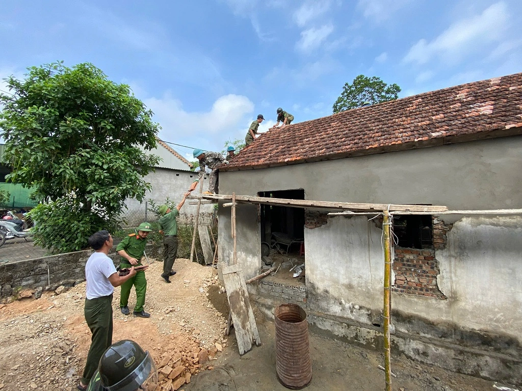 Công an xã Thiên Nhẫn phối hợp lực lượng ANTT cơ sở sửa chữa nhà cho người dân