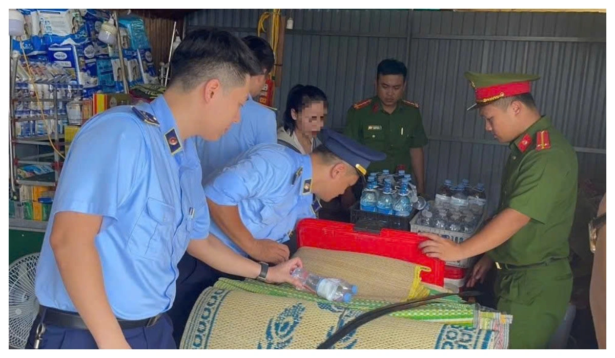 Công an phường Vinh Phú xử lý người bán nước gần cổng Bệnh viện Hữu nghị Đa khoa Nghệ An