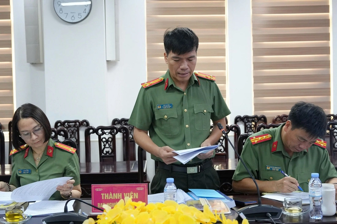 Đại diện Lãnh đạo Phòng Tham mưu, Thư ký đề tài trình bày báo cáo tóm tắt kết quả thực hiện đề tài