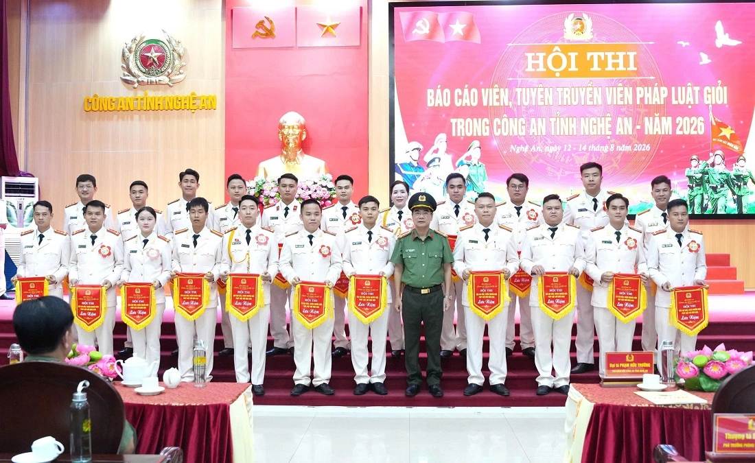 Đồng chí Đại tá Phạm Hữu Trường, Phó Giám đốc Công an tỉnh trao cờ lưu niệm tặng tập thể, cá nhân tham gia Hội thi