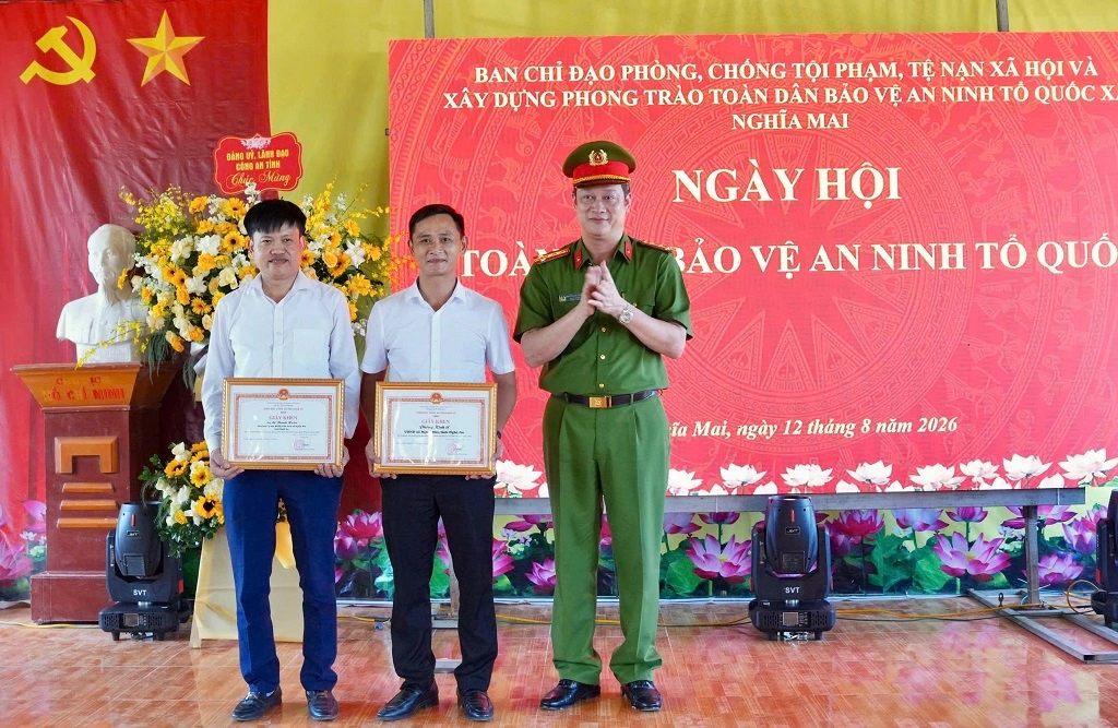 Đồng chí Đại tá Nguyễn Đức Cường - Ủy viên Ban Thường vụ Đảng ủy, Phó Giám đốc Công an tỉnh trao Giấy khen của Giám đốc Công an tỉnh tặng tập thể, cá nhân có thành tích xuất sắc trong phong trào toàn dân bảo vệ an ninh Tổ quốc