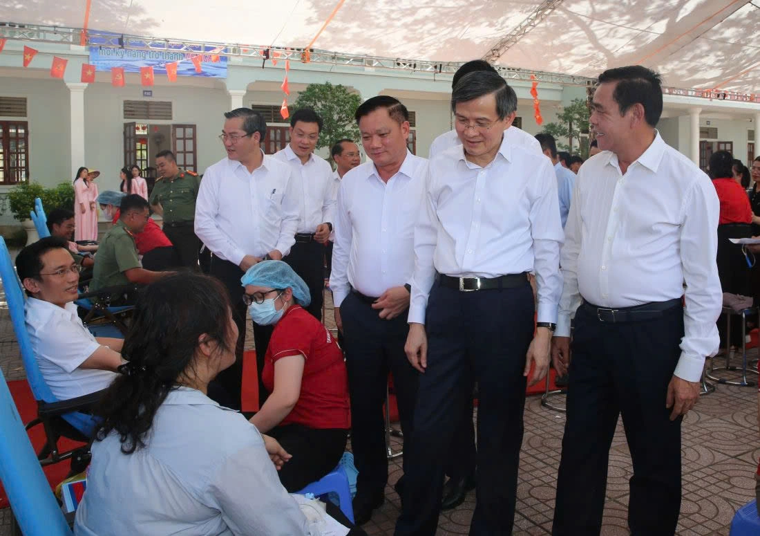 Đồng chí Đoàn Minh Huấn - Ủy viên Bộ Chính trị, Giám đốc Học viện Chính trị Quốc gia Hồ Chí Minh, Phó Chủ tịch Thường trực Hội đồng Lý luận Trung ương cùng đại biểu thăm hỏi, động viên cán bộ và Nhân dân phường Hoàng Mai tham gia hiến máu nhân đạo
