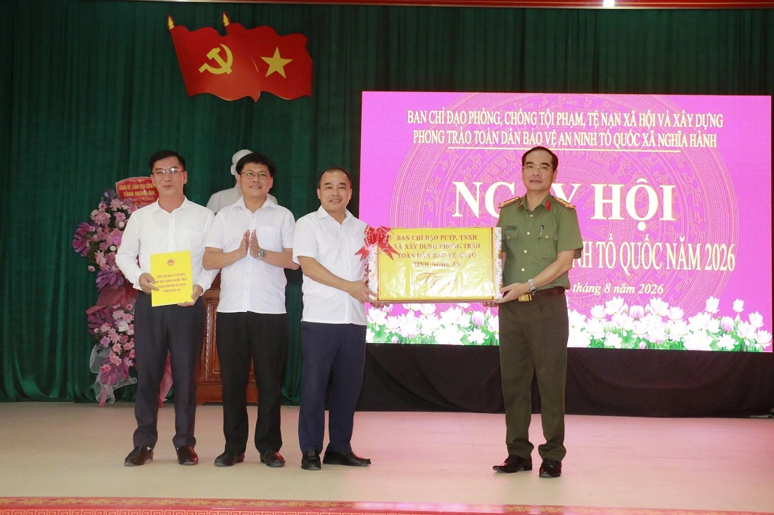 Đồng chí Đại tá Phạm Hữu Trường, Phó Giám đốc Công an tỉnh trao quà của Ban Chỉ đạo phòng chống tội phạm, tệ nạn xã hội và xây dựng phong trào toàn dân bảo vệ an ninh Tổ quốc tỉnh tặng Đảng bộ, chính quyền và Nhân dân xã Nghĩa Hành