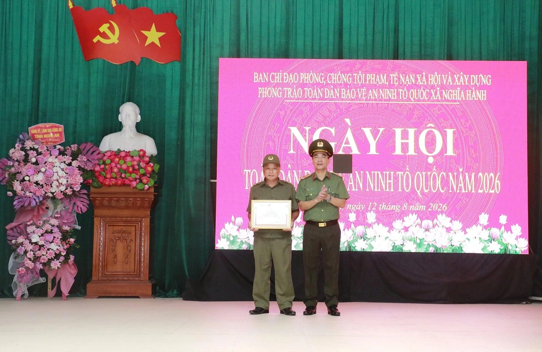 Đồng chí Đại tá Phạm Hữu Trường, Phó Giám đốc Công an tỉnh trao Giấy khen của Giám đốc Công an tỉnh tặng cá nhân có thành tích xuất sắc trong phong trào toàn dân bảo vệ an ninh Tổ quốc