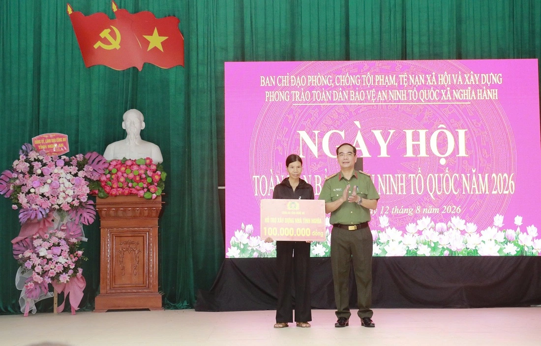 Đồng chí Đại tá Phạm Hữu Trường, Phó Giám đốc Công an tỉnh trao biểu trưng hỗ trợ xây dựng nhà tình nghĩa tặng hộ gia đình có hoàn cảnh khó khăn