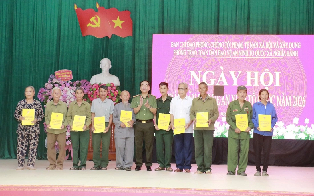 Đồng chí Đại tá Phạm Hữu Trường, Phó Giám đốc Công an tỉnh trao quà tặng hộ gia đình chính sách