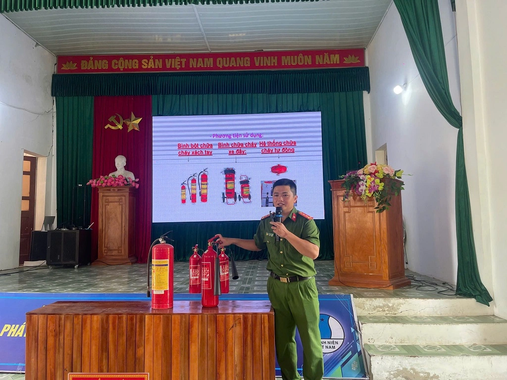 Công an xã tuyên truyền, phổ biến pháp luật