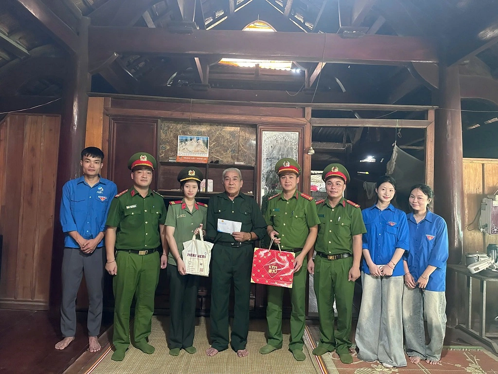 Công an xã Mường Ham thăm hỏi, trao quà tặng thương binh, bệnh binh