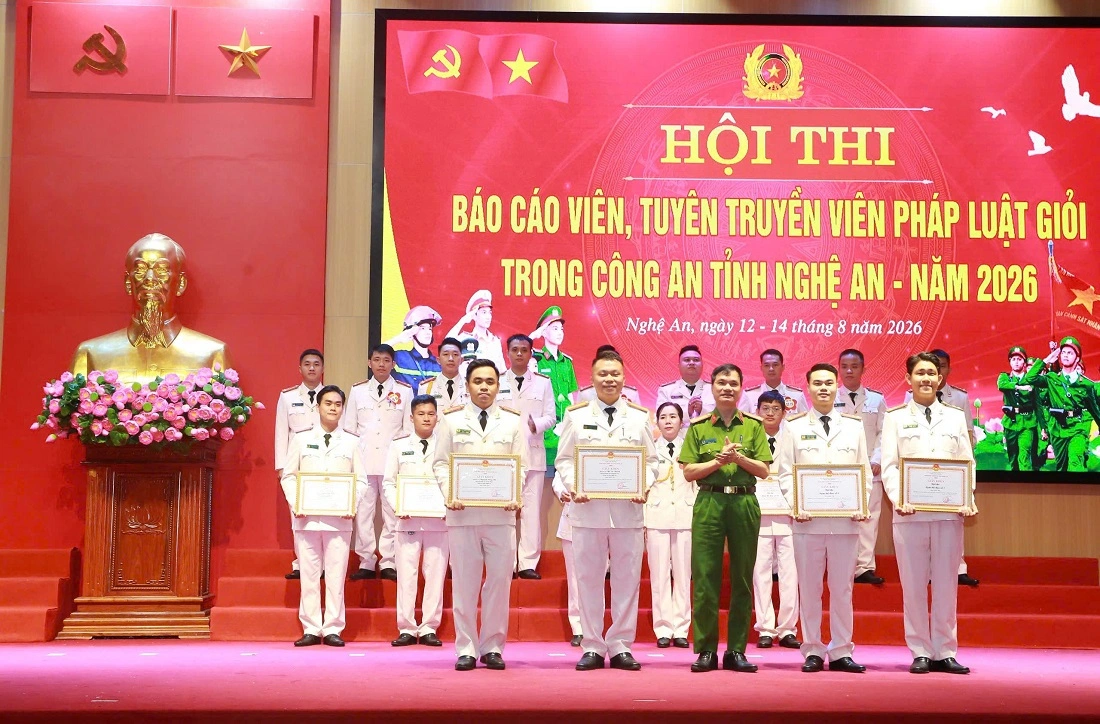 Trao giải Ba cho các đội thi
