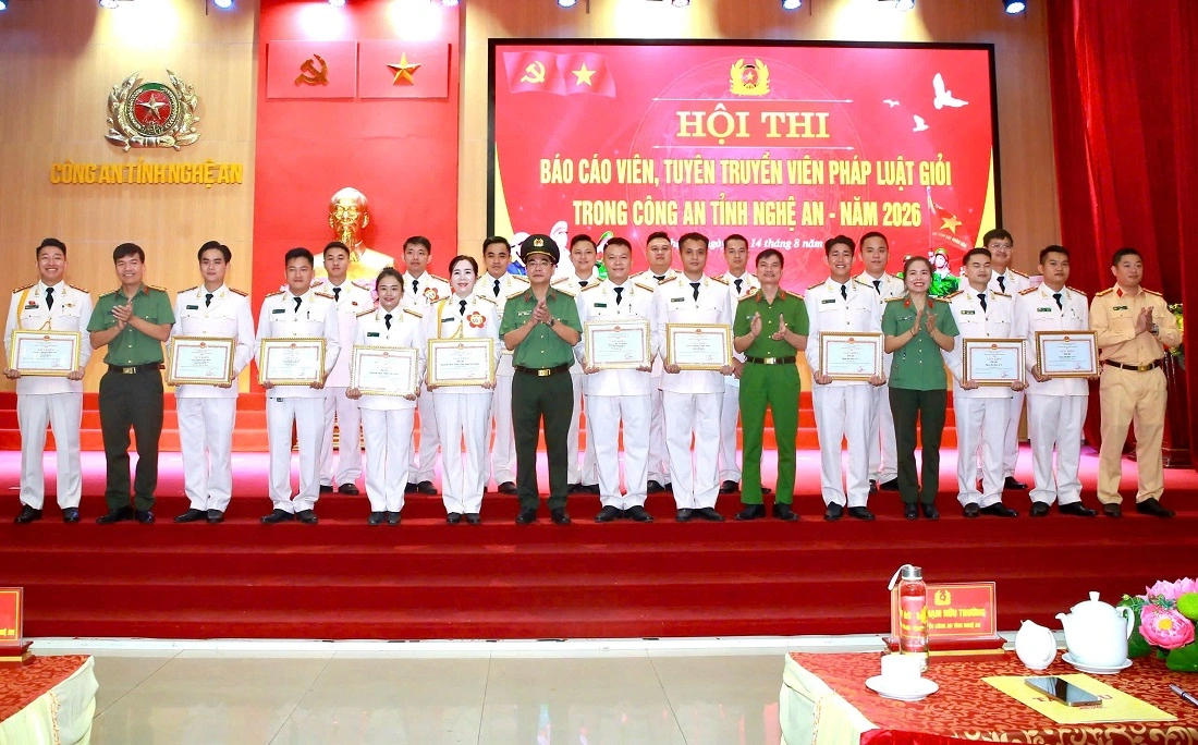 Đại biểu chụp ảnh lưu niệm cùng các đội  thi